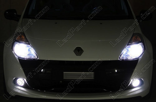 Comment changer les ampoules d'éclairage avant Renault Clio 3 ?