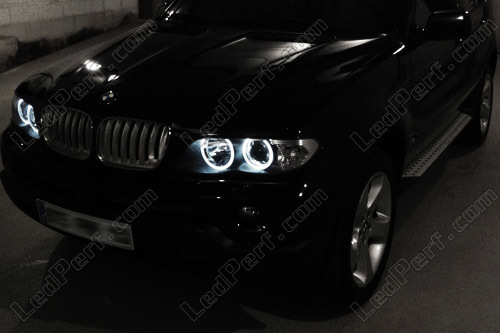 Phares Angel eyes LED pour BMW X5 E53 99-03 Avec un fond de couleur